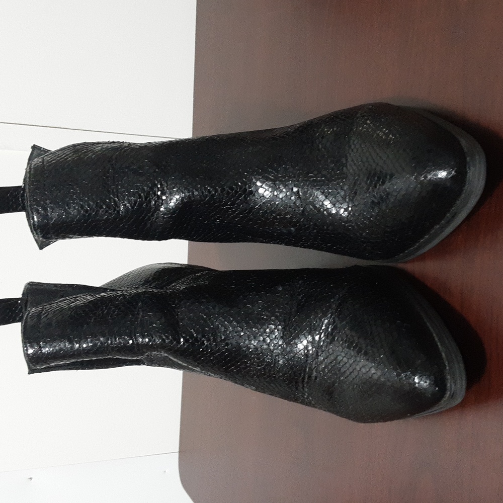 Very Volatile Snake‎ Print Cut Out Sides Stack Heel